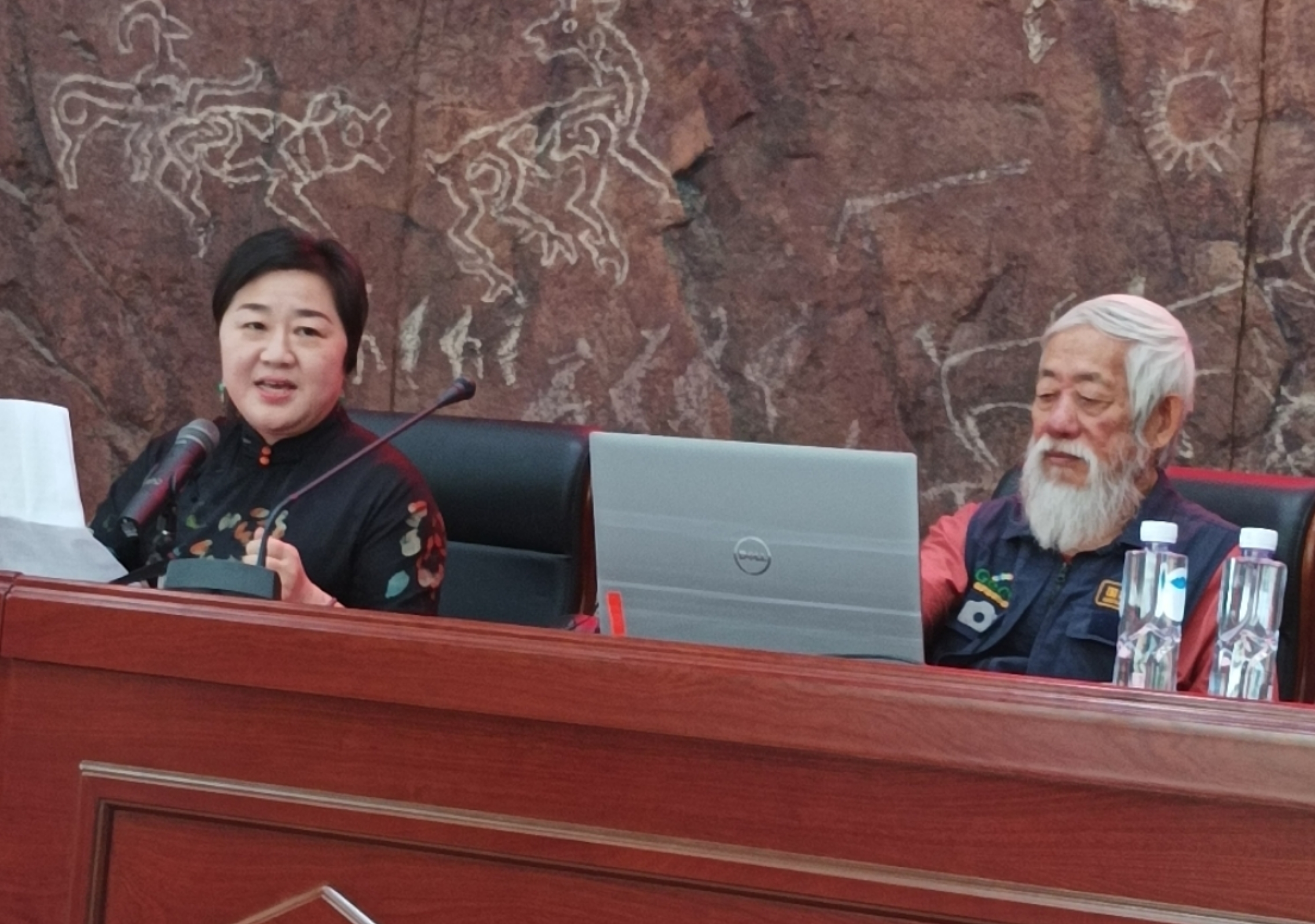 姚煜主任与故宫博物院资深藏学专家宗同昌教授交谈